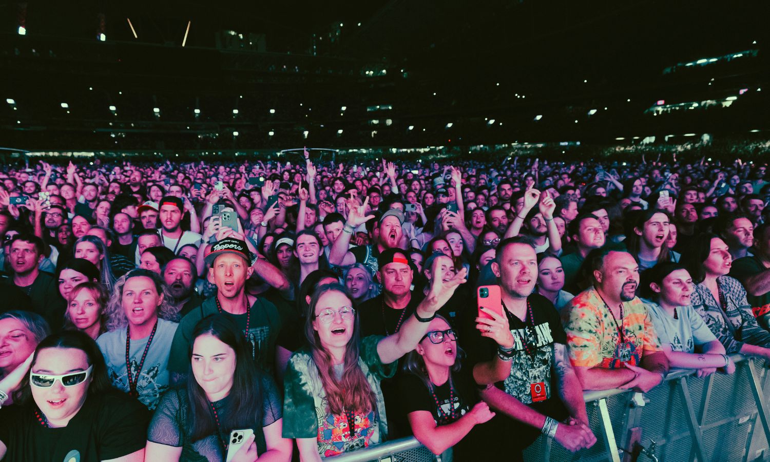 An image showing fans a concert without masks, not in fear of covid