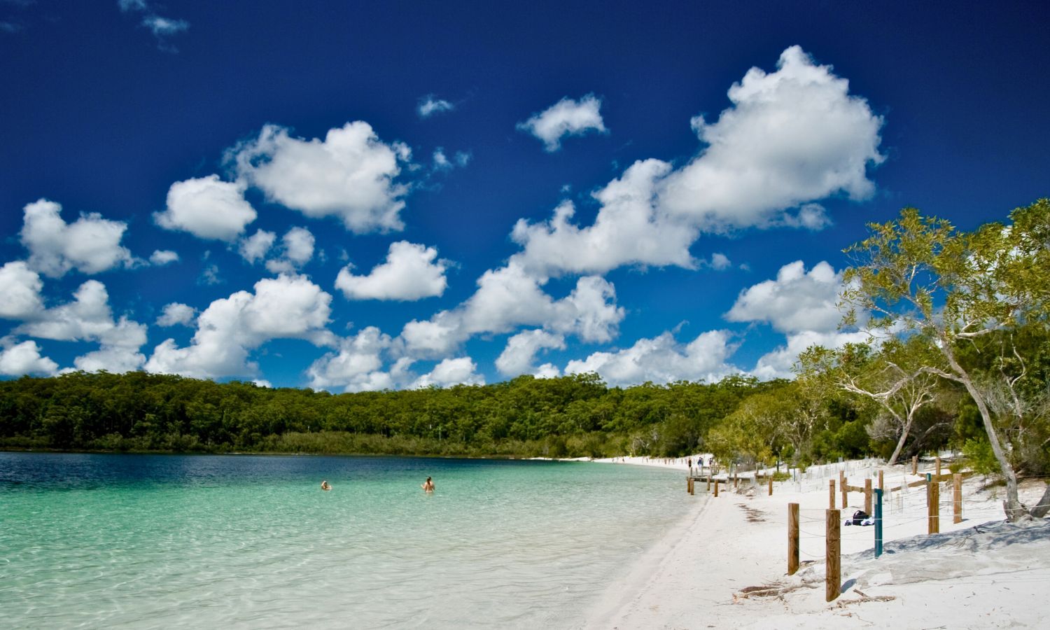 an image of one of the best beaches in queensland