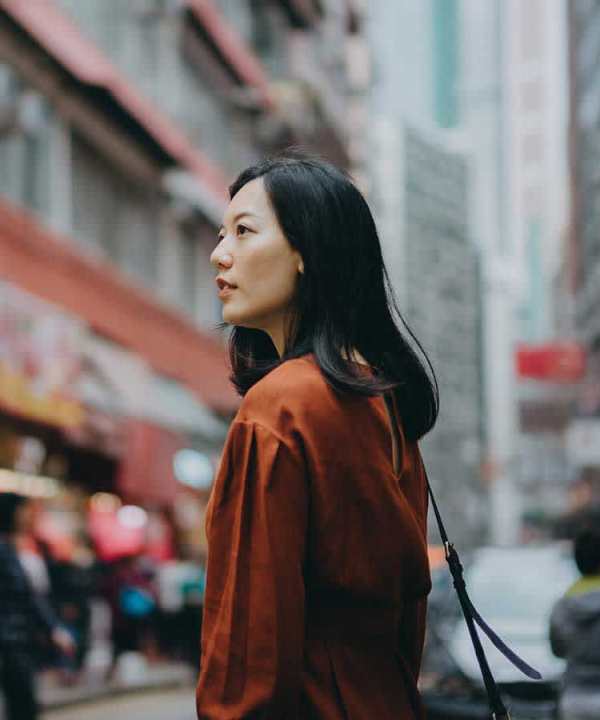 woman travelling in large city