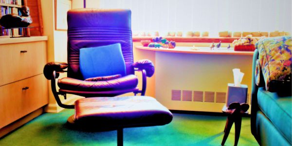 An image showing a therapists office to illustrate how psychedelic therapy works